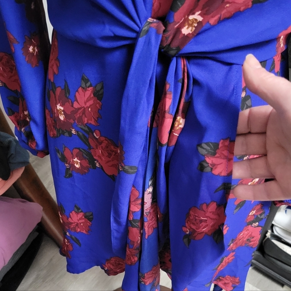 Small Dynamite Floral Faux Wrap V- Neck Dress - Picture 5 of 9